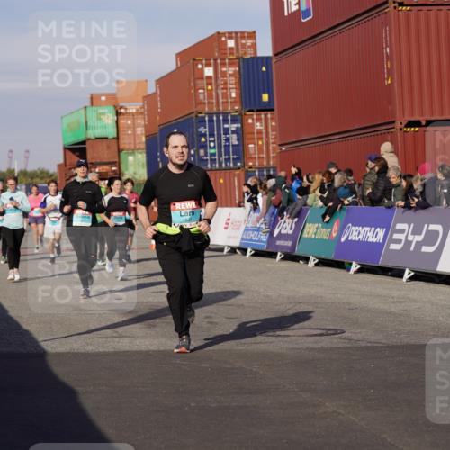 03.10.2025 - Köhlbrandbrückenlauf Michael Burmester http://msf.ph/oto/9016528 03.10.2025 10:15:50 Ziel 1276, 1446, 1498, 1529, 1537, 1745, 1796, 1979, 2155, 2392, 2878, 2954, 2956, 3327, 3727, 3816, 3827 meine-sportfotos.de