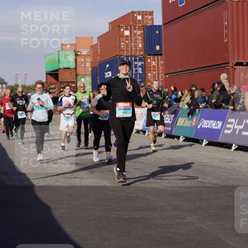 03.10.2025 - Köhlbrandbrückenlauf Michael Burmester http://msf.ph/oto/9016534 03.10.2025 10:15:52 Ziel 1276, 1498, 1530, 1537, 1745, 1796, 1907, 1979, 2064, 2155, 2392, 2878, 2954, 3327, 3507, 3727 meine-sportfotos.de
