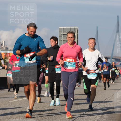 03.10.2025 - Köhlbrandbrückenlauf Luisa Fischer http://msf.ph/oto/9016536 03.10.2025 11:02:14 Position 3 2851, 1760, 2544, 2404 meine-sportfotos.de