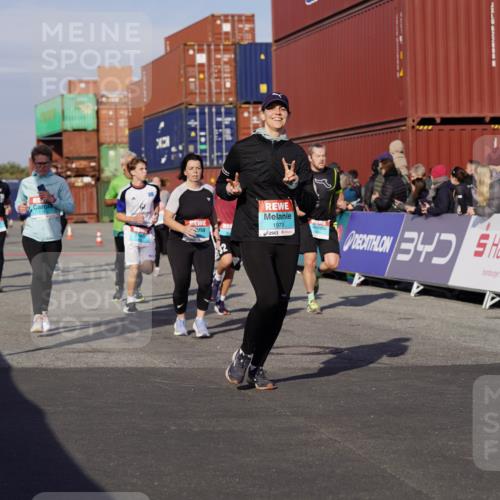 03.10.2025 - Köhlbrandbrückenlauf Michael Burmester http://msf.ph/oto/9016540 03.10.2025 10:15:53 Ziel 1276, 1498, 1530, 1537, 1745, 1796, 1907, 1979, 2064, 2155, 2392, 2878, 3327, 3507, 3727 meine-sportfotos.de
