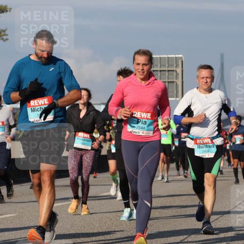 03.10.2025 - Köhlbrandbrückenlauf Luisa Fischer http://msf.ph/oto/9016543 03.10.2025 11:02:15 Position 3 2851, 1834, 2544, 2404 meine-sportfotos.de