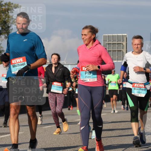 03.10.2025 - Köhlbrandbrückenlauf Luisa Fischer http://msf.ph/oto/9016545 03.10.2025 11:02:15 Position 3 1121, 1834, 2544, 2404 meine-sportfotos.de