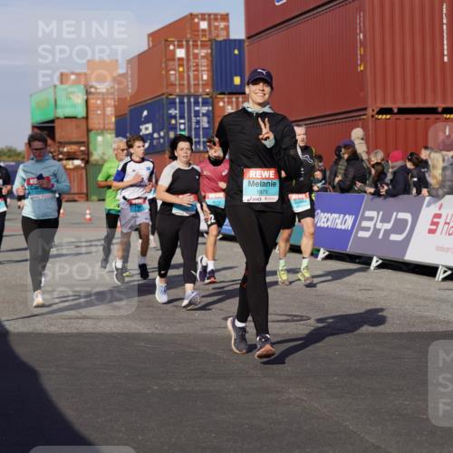 03.10.2025 - Köhlbrandbrückenlauf Michael Burmester http://msf.ph/oto/9016546 03.10.2025 10:15:53 Ziel 1276, 1498, 1530, 1537, 1745, 1796, 1907, 1979, 2064, 2155, 2392, 2878, 3327, 3507, 3727 meine-sportfotos.de