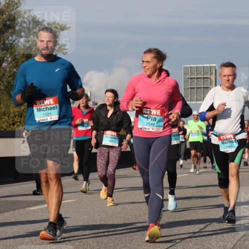 03.10.2025 - Köhlbrandbrückenlauf Luisa Fischer http://msf.ph/oto/9016548 03.10.2025 11:02:15 Position 3 1121, 2544, 1834, 1760, 2404 meine-sportfotos.de