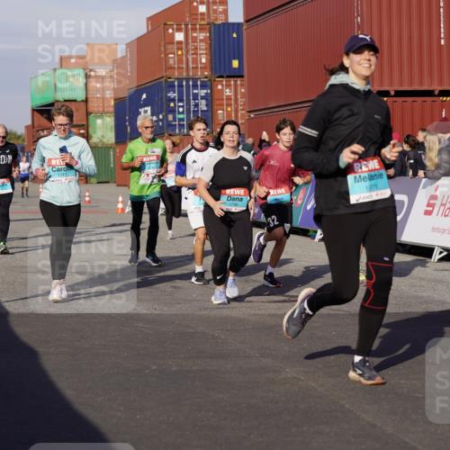 03.10.2025 - Köhlbrandbrückenlauf Michael Burmester http://msf.ph/oto/9016552 03.10.2025 10:15:53 Ziel 1276, 1498, 1530, 1537, 1745, 1796, 1907, 1979, 2064, 2155, 2392, 2878, 3327, 3507, 3727 meine-sportfotos.de