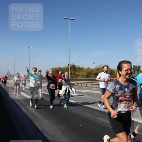 03.10.2025 - Köhlbrandbrückenlauf Julia Fischer http://msf.ph/oto/9016568 03.10.2025 13:19:01 Position 3 5767, 5766 meine-sportfotos.de