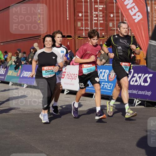 03.10.2025 - Köhlbrandbrückenlauf Michael Burmester http://msf.ph/oto/9016586 03.10.2025 10:15:55 Ziel 1276, 1498, 1530, 1537, 1745, 1796, 1907, 1979, 2064, 2155, 2392, 2878, 3327, 3507, 3727 meine-sportfotos.de