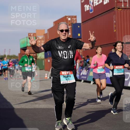 03.10.2025 - Köhlbrandbrückenlauf Michael Burmester http://msf.ph/oto/9016629 03.10.2025 10:15:57 Ziel 1276, 1498, 1530, 1745, 1796, 1907, 1979, 2064, 2392, 2878, 3063, 3327, 3507, 3727 meine-sportfotos.de