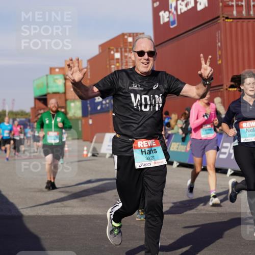 03.10.2025 - Köhlbrandbrückenlauf Michael Burmester http://msf.ph/oto/9016640 03.10.2025 10:15:57 Ziel 1276, 1498, 1530, 1745, 1796, 1907, 1979, 2064, 2392, 2878, 3063, 3327, 3507, 3727 meine-sportfotos.de