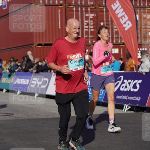 03.10.2025 - Köhlbrandbrückenlauf Michael Burmester http://msf.ph/oto/9016657 03.10.2025 10:15:59 Ziel 1276, 1498, 1530, 1907, 2064, 2392, 2878, 2957, 3063, 3327, 3459, 3507, 3727, 3751 meine-sportfotos.de