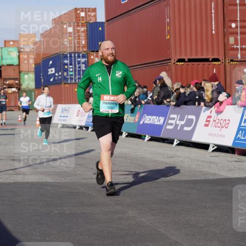 03.10.2025 - Köhlbrandbrückenlauf Michael Burmester http://msf.ph/oto/9016673 03.10.2025 10:16:00 Ziel 1276, 1498, 1530, 1907, 2064, 2392, 2878, 2957, 3063, 3327, 3459, 3507, 3727, 3751 meine-sportfotos.de