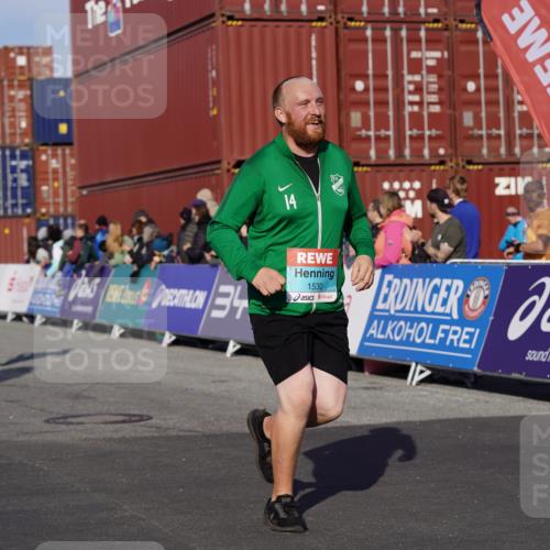 03.10.2025 - Köhlbrandbrückenlauf Michael Burmester http://msf.ph/oto/9016686 03.10.2025 10:16:01 Ziel 1498, 1530, 1907, 2064, 2285, 2392, 2878, 2957, 3047, 3063, 3327, 3459, 3507, 3727, 3751 meine-sportfotos.de