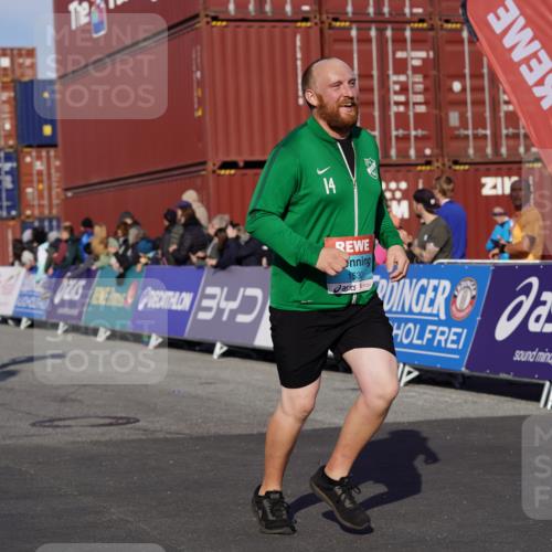 03.10.2025 - Köhlbrandbrückenlauf Michael Burmester http://msf.ph/oto/9016693 03.10.2025 10:16:01 Ziel 1498, 1530, 1907, 2064, 2285, 2392, 2878, 2957, 3047, 3063, 3327, 3459, 3507, 3727, 3751 meine-sportfotos.de