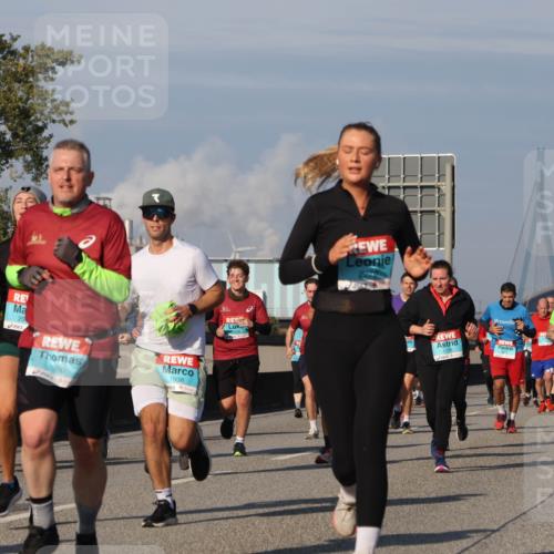 03.10.2025 - Köhlbrandbrückenlauf Luisa Fischer http://msf.ph/oto/9016698 03.10.2025 11:02:30 Position 3 25, 2800, 1938, 1778 meine-sportfotos.de