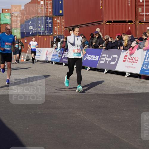 03.10.2025 - Köhlbrandbrückenlauf Michael Burmester http://msf.ph/oto/9016700 03.10.2025 10:16:02 Ziel 1498, 1530, 1907, 2064, 2285, 2957, 3047, 3048, 3049, 3063, 3459, 3488, 3507, 3726, 3751 meine-sportfotos.de