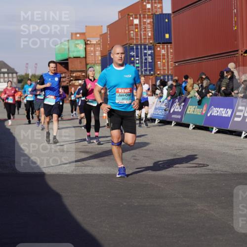 03.10.2025 - Köhlbrandbrückenlauf Michael Burmester http://msf.ph/oto/9016727 03.10.2025 10:16:04 Ziel 1453, 1530, 1591, 2285, 2724, 2957, 3047, 3048, 3049, 3063, 3450, 3459, 3488, 3726, 3751 meine-sportfotos.de