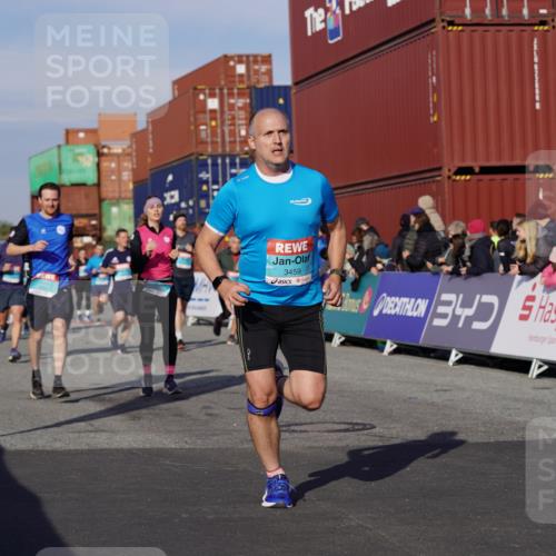 03.10.2025 - Köhlbrandbrückenlauf Michael Burmester http://msf.ph/oto/9016733 03.10.2025 10:16:04 Ziel 1453, 1530, 1591, 2285, 2724, 2957, 3047, 3048, 3049, 3063, 3450, 3459, 3488, 3726, 3751 meine-sportfotos.de
