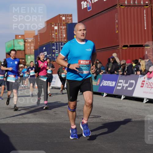 03.10.2025 - Köhlbrandbrückenlauf Michael Burmester http://msf.ph/oto/9016739 03.10.2025 10:16:04 Ziel 1453, 1530, 1591, 2285, 2724, 2957, 3047, 3048, 3049, 3063, 3450, 3459, 3488, 3726, 3751 meine-sportfotos.de
