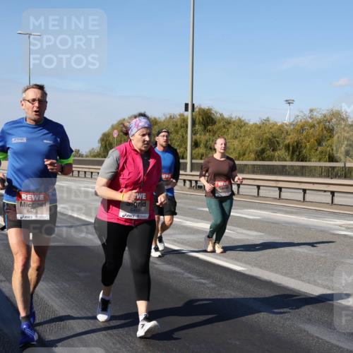 03.10.2025 - Köhlbrandbrückenlauf Julia Fischer http://msf.ph/oto/9016746 03.10.2025 13:20:08 Position 3 6468, 6469 meine-sportfotos.de