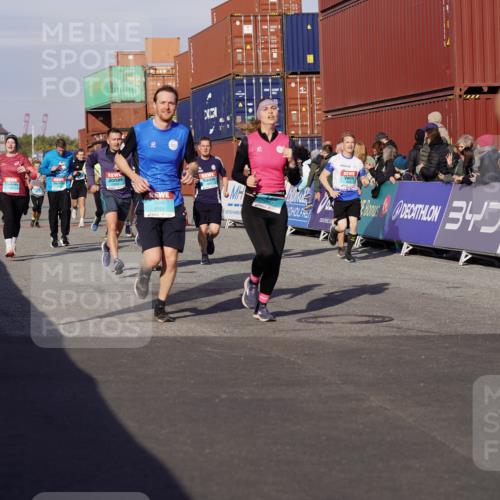 03.10.2025 - Köhlbrandbrückenlauf Michael Burmester http://msf.ph/oto/9016751 03.10.2025 10:16:05 Ziel 1453, 1591, 2285, 2724, 2957, 3047, 3048, 3049, 3063, 3446, 3450, 3459, 3488, 3726, 3751 meine-sportfotos.de