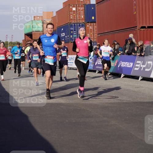 03.10.2025 - Köhlbrandbrückenlauf Michael Burmester http://msf.ph/oto/9016756 03.10.2025 10:16:05 Ziel 1453, 1591, 2285, 2724, 2957, 3047, 3048, 3049, 3063, 3446, 3450, 3459, 3488, 3726, 3751 meine-sportfotos.de