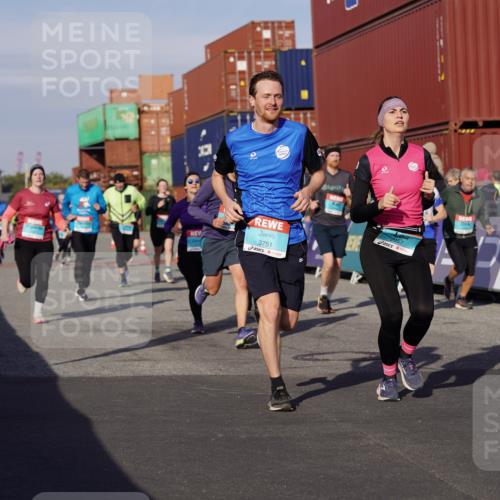 03.10.2025 - Köhlbrandbrückenlauf Michael Burmester http://msf.ph/oto/9016774 03.10.2025 10:16:06 Ziel 1453, 1591, 1821, 2285, 2422, 2423, 2724, 2957, 3047, 3048, 3049, 3063, 3446, 3450, 3459, 3488, 3726, 3751 meine-sportfotos.de