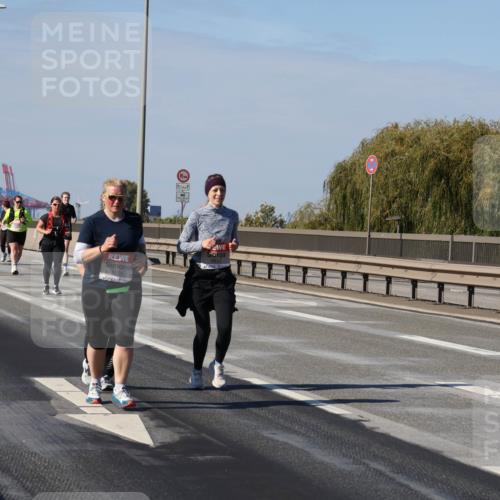 03.10.2025 - Köhlbrandbrückenlauf Julia Fischer http://msf.ph/oto/9016787 03.10.2025 13:20:17 Position 3 12, 5, 12, 5 meine-sportfotos.de