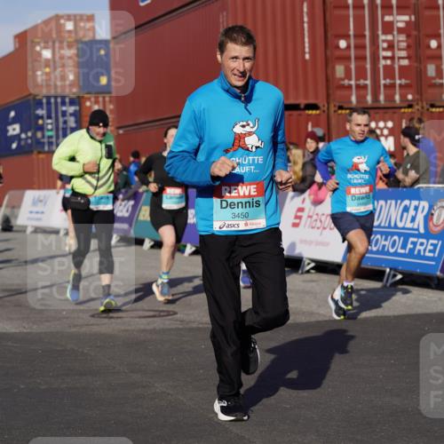 03.10.2025 - Köhlbrandbrückenlauf Michael Burmester http://msf.ph/oto/9016830 03.10.2025 10:16:10 Ziel 1453, 1591, 1821, 2285, 2422, 2423, 2448, 2641, 2724, 2957, 3047, 3048, 3049, 3213, 3446, 3450, 3459, 3488, 3576, 3726, 3751, 3823 meine-sportfotos.de