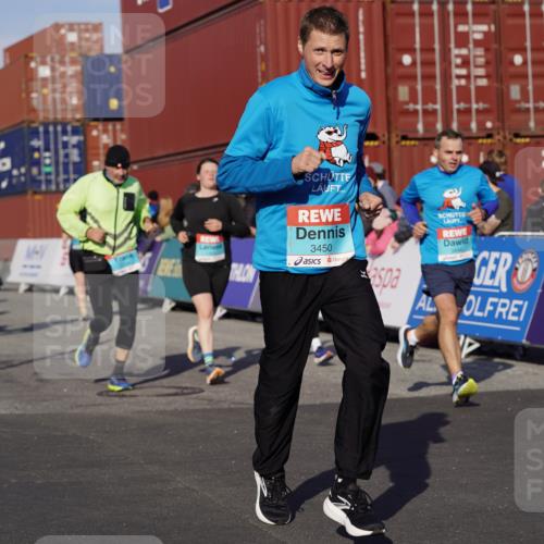 03.10.2025 - Köhlbrandbrückenlauf Michael Burmester http://msf.ph/oto/9016837 03.10.2025 10:16:10 Ziel 1453, 1591, 1821, 2285, 2422, 2423, 2448, 2641, 2724, 2957, 3047, 3048, 3049, 3213, 3446, 3450, 3459, 3488, 3576, 3726, 3751, 3823 meine-sportfotos.de