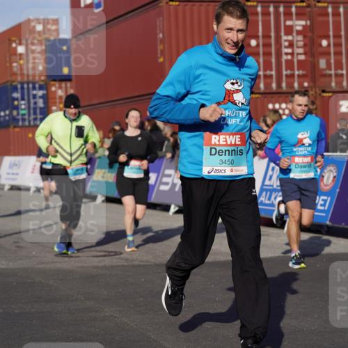 03.10.2025 - Köhlbrandbrückenlauf Michael Burmester http://msf.ph/oto/9016843 03.10.2025 10:16:10 Ziel 1453, 1591, 1821, 2285, 2422, 2423, 2448, 2641, 2724, 2957, 3047, 3048, 3049, 3213, 3446, 3450, 3459, 3488, 3576, 3726, 3751, 3823 meine-sportfotos.de