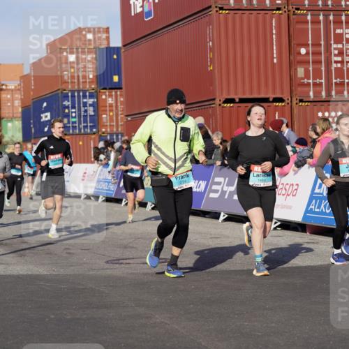 03.10.2025 - Köhlbrandbrückenlauf Michael Burmester http://msf.ph/oto/9016850 03.10.2025 10:16:11 Ziel 1453, 1591, 1821, 2285, 2422, 2423, 2448, 2641, 2724, 2902, 2957, 3047, 3048, 3049, 3213, 3446, 3450, 3488, 3576, 3726, 3751, 3823 meine-sportfotos.de