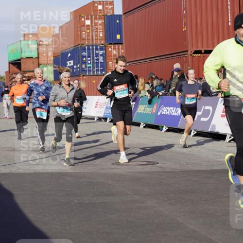 03.10.2025 - Köhlbrandbrückenlauf Michael Burmester http://msf.ph/oto/9016873 03.10.2025 10:16:12 Ziel 1453, 1591, 1821, 2285, 2422, 2423, 2448, 2641, 2724, 2902, 3047, 3048, 3049, 3213, 3446, 3450, 3488, 3576, 3726, 3823 meine-sportfotos.de