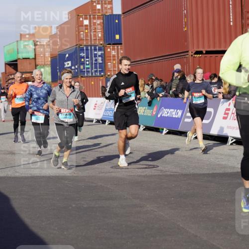 03.10.2025 - Köhlbrandbrückenlauf Michael Burmester http://msf.ph/oto/9016881 03.10.2025 10:16:12 Ziel 1453, 1591, 1821, 2285, 2422, 2423, 2448, 2641, 2724, 2902, 3047, 3048, 3049, 3213, 3446, 3450, 3488, 3576, 3726, 3823 meine-sportfotos.de