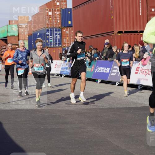 03.10.2025 - Köhlbrandbrückenlauf Michael Burmester http://msf.ph/oto/9016889 03.10.2025 10:16:12 Ziel 1453, 1591, 1821, 2285, 2422, 2423, 2448, 2641, 2724, 2902, 3047, 3048, 3049, 3213, 3446, 3450, 3488, 3576, 3726, 3823 meine-sportfotos.de