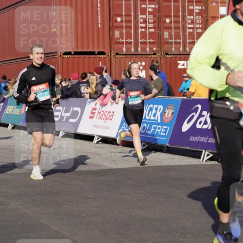 03.10.2025 - Köhlbrandbrückenlauf Michael Burmester http://msf.ph/oto/9016894 03.10.2025 10:16:13 Ziel 1453, 1591, 1821, 2254, 2285, 2293, 2422, 2423, 2448, 2641, 2724, 2902, 3047, 3048, 3049, 3213, 3446, 3450, 3488, 3576, 3726, 3823 meine-sportfotos.de
