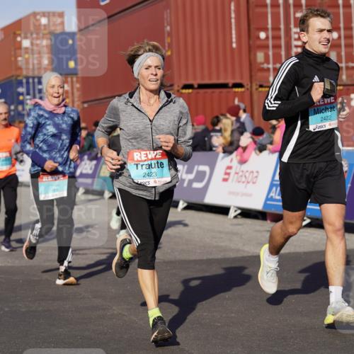 03.10.2025 - Köhlbrandbrückenlauf Michael Burmester http://msf.ph/oto/9016914 03.10.2025 10:16:14 Ziel 1453, 1591, 1821, 2254, 2293, 2422, 2423, 2448, 2641, 2724, 2902, 3048, 3049, 3213, 3446, 3450, 3488, 3576, 3726, 3823 meine-sportfotos.de