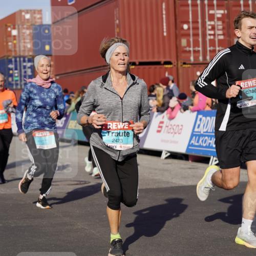 03.10.2025 - Köhlbrandbrückenlauf Michael Burmester http://msf.ph/oto/9016921 03.10.2025 10:16:14 Ziel 1453, 1591, 1821, 2254, 2293, 2422, 2423, 2448, 2641, 2724, 2902, 3048, 3049, 3213, 3446, 3450, 3488, 3576, 3726, 3823 meine-sportfotos.de