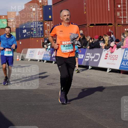 03.10.2025 - Köhlbrandbrückenlauf Michael Burmester http://msf.ph/oto/9016953 03.10.2025 10:16:15 Ziel 1453, 1591, 1821, 2254, 2293, 2422, 2423, 2448, 2641, 2724, 2902, 3213, 3446, 3450, 3576, 3823 meine-sportfotos.de