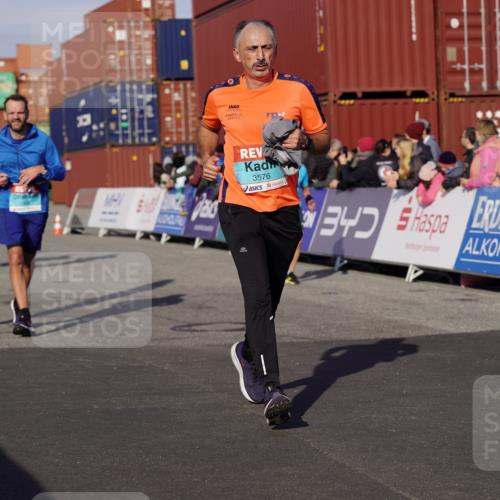 03.10.2025 - Köhlbrandbrückenlauf Michael Burmester http://msf.ph/oto/9016960 03.10.2025 10:16:15 Ziel 1453, 1591, 1821, 2254, 2293, 2422, 2423, 2448, 2641, 2724, 2902, 3213, 3446, 3450, 3576, 3823 meine-sportfotos.de