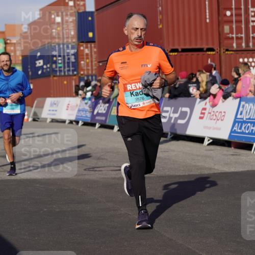 03.10.2025 - Köhlbrandbrückenlauf Michael Burmester http://msf.ph/oto/9016965 03.10.2025 10:16:16 Ziel 1453, 1821, 2165, 2254, 2293, 2422, 2423, 2448, 2641, 2724, 2902, 3213, 3446, 3576, 3823 meine-sportfotos.de
