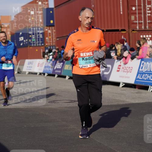 03.10.2025 - Köhlbrandbrückenlauf Michael Burmester http://msf.ph/oto/9016971 03.10.2025 10:16:16 Ziel 1453, 1821, 2165, 2254, 2293, 2422, 2423, 2448, 2641, 2724, 2902, 3213, 3446, 3576, 3823 meine-sportfotos.de