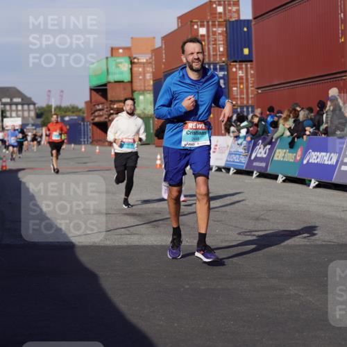 03.10.2025 - Köhlbrandbrückenlauf Michael Burmester http://msf.ph/oto/9016977 03.10.2025 10:16:17 Ziel 1821, 2165, 2254, 2293, 2422, 2423, 2448, 2641, 2902, 3213, 3446, 3576, 3823 meine-sportfotos.de