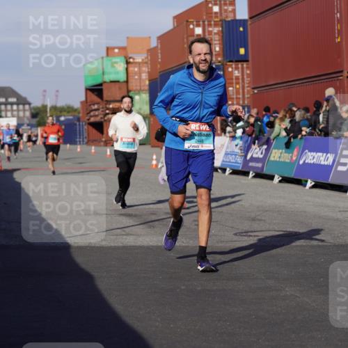 03.10.2025 - Köhlbrandbrückenlauf Michael Burmester http://msf.ph/oto/9016984 03.10.2025 10:16:17 Ziel 1821, 2165, 2254, 2293, 2422, 2423, 2448, 2641, 2902, 3213, 3446, 3576, 3823 meine-sportfotos.de