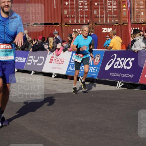 03.10.2025 - Köhlbrandbrückenlauf Michael Burmester http://msf.ph/oto/9016997 03.10.2025 10:16:17 Ziel 1821, 2165, 2254, 2293, 2422, 2423, 2448, 2641, 2902, 3213, 3446, 3576, 3823 meine-sportfotos.de