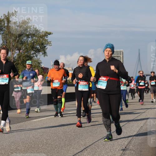 03.10.2025 - Köhlbrandbrückenlauf Luisa Fischer http://msf.ph/oto/9017002 03.10.2025 11:03:06 Position 3 2051, 1615, 1538 meine-sportfotos.de