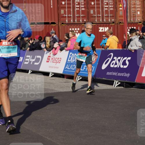 03.10.2025 - Köhlbrandbrückenlauf Michael Burmester http://msf.ph/oto/9017004 03.10.2025 10:16:18 Ziel 1821, 2165, 2254, 2293, 2422, 2423, 2448, 2641, 2902, 3213, 3576, 3823 meine-sportfotos.de