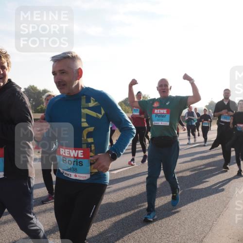 03.10.2025 - Köhlbrandbrückenlauf Fabian Wolf http://msf.ph/oto/9017010 03.10.2025 09:26:28 Position 3 3437, 3438, 2272 meine-sportfotos.de