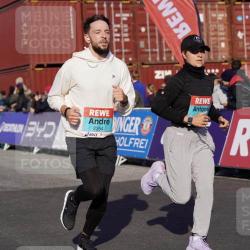 03.10.2025 - Köhlbrandbrückenlauf Michael Burmester http://msf.ph/oto/9017036 03.10.2025 10:16:19 Ziel 2165, 2254, 2293, 2448, 2641, 2902, 3213, 3576, 3823 meine-sportfotos.de