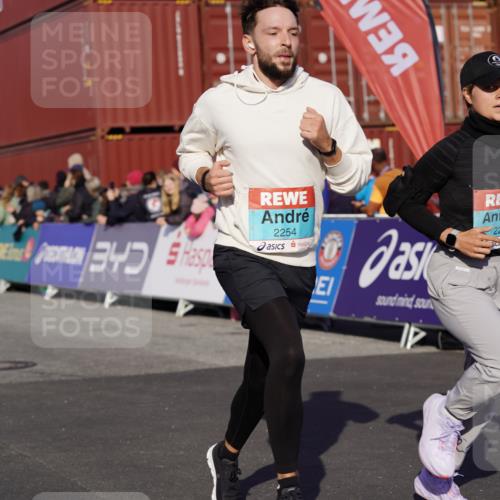 03.10.2025 - Köhlbrandbrückenlauf Michael Burmester http://msf.ph/oto/9017041 03.10.2025 10:16:19 Ziel 2165, 2254, 2293, 2448, 2641, 2902, 3213, 3576, 3823 meine-sportfotos.de