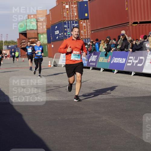 03.10.2025 - Köhlbrandbrückenlauf Michael Burmester http://msf.ph/oto/9017048 03.10.2025 10:16:24 Ziel 1325, 2165, 2254, 2287, 2293, 2945 meine-sportfotos.de